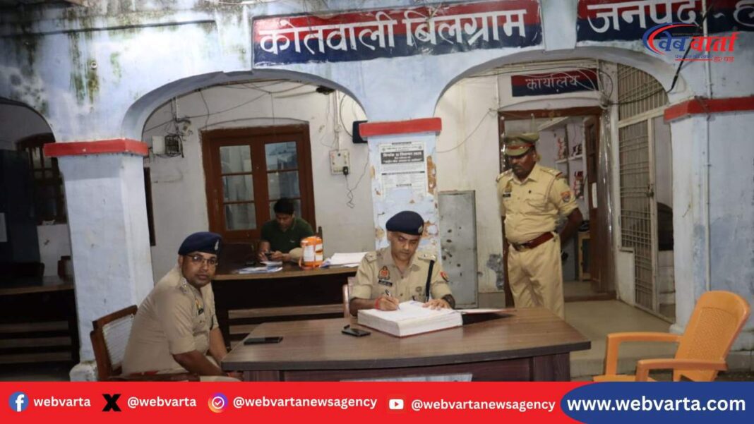 हरदोई के एसपी नीरज कुमार जादौन थाना बिलग्राम में निरीक्षण करते हुए