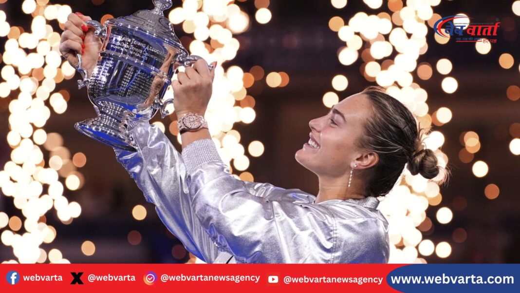 आर्यना सबालेंका यूएस ओपन 2025 ट्रॉफी के साथ