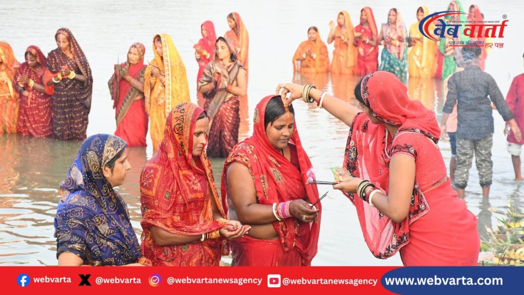 छठ महापर्व पर घाटों पर पूजा करती महिलाएं और व्रती