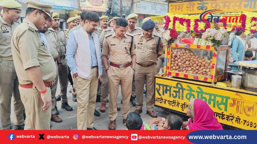 हरदोई: डीएम अनुनय झा और एसपी अशोक कुमार मीणा की पैदल गश्त, स्वदेशी दीयों की खरीद के साथ आत्मनिर्भर भारत का संदेश 1 hardoi dm sp pedestrian patrol 2025 1