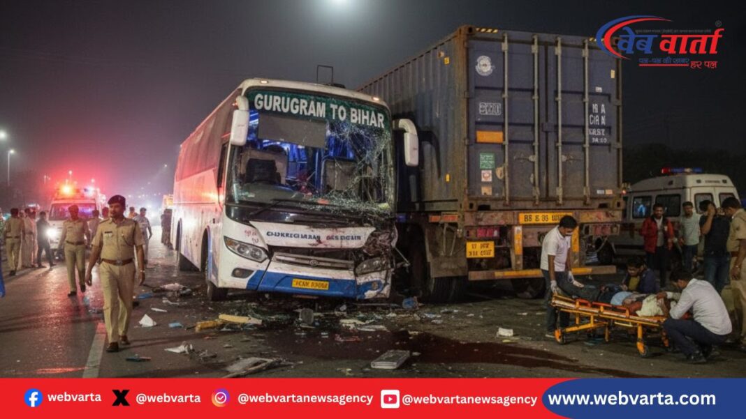 kushinagar-luxury-bus-container-accident कुशीनगर एनएच पर लग्जरी बस और कंटेनर टकराने के बाद का दृश्य