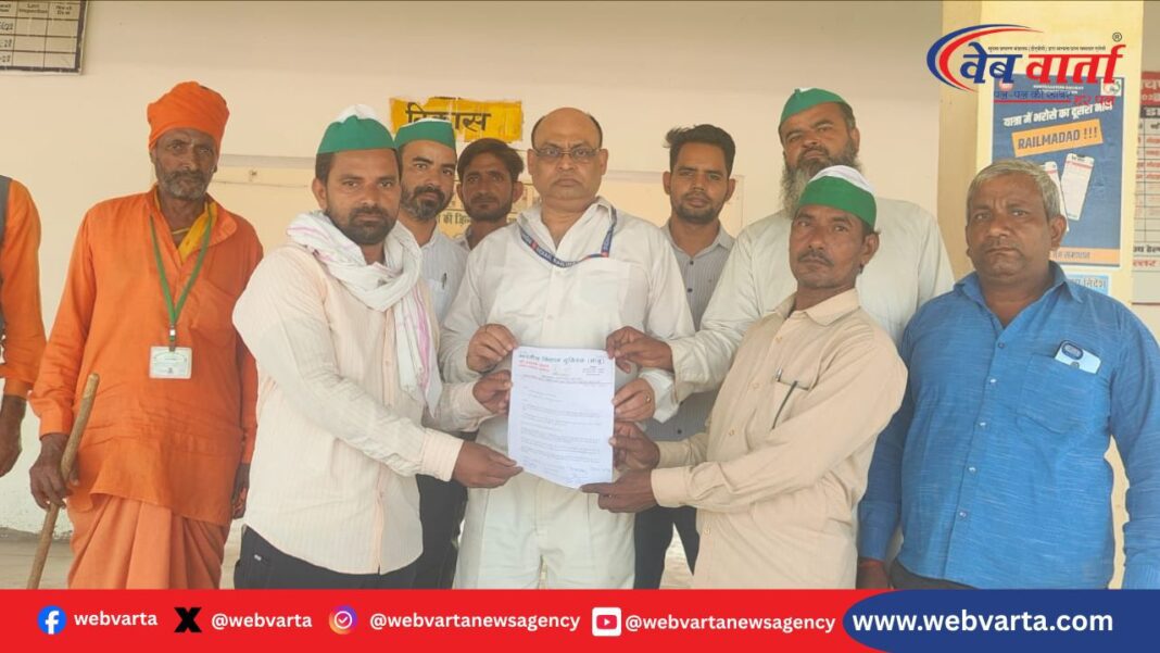 पचपेड़वा रेलवे स्टेशन पर भाकियू कार्यकर्ता ज्ञापन सौंपते हुए
