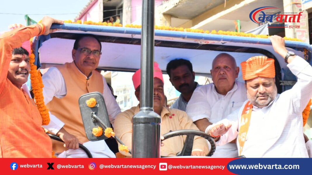 केंद्रीय कृषि मंत्री शिवराज सिंह चौहान ट्रैक्टर पर सवार किसान मोर्चा स्वागत में