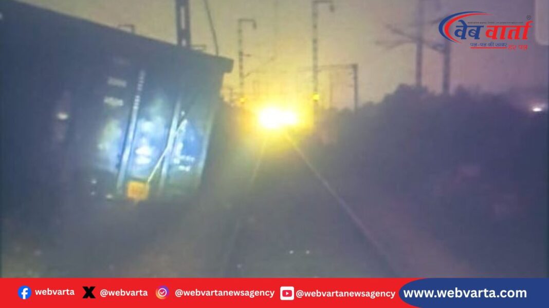 train-derail-mathura-delhi-agra मथुरा ट्रेन हादसा: मथुरा मालगाड़ी डिरेलमेंट 12 कोच पटरी से उतरे