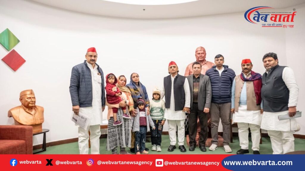 Akhilesh Yadav BLO Family Aid Cheque Distribution1