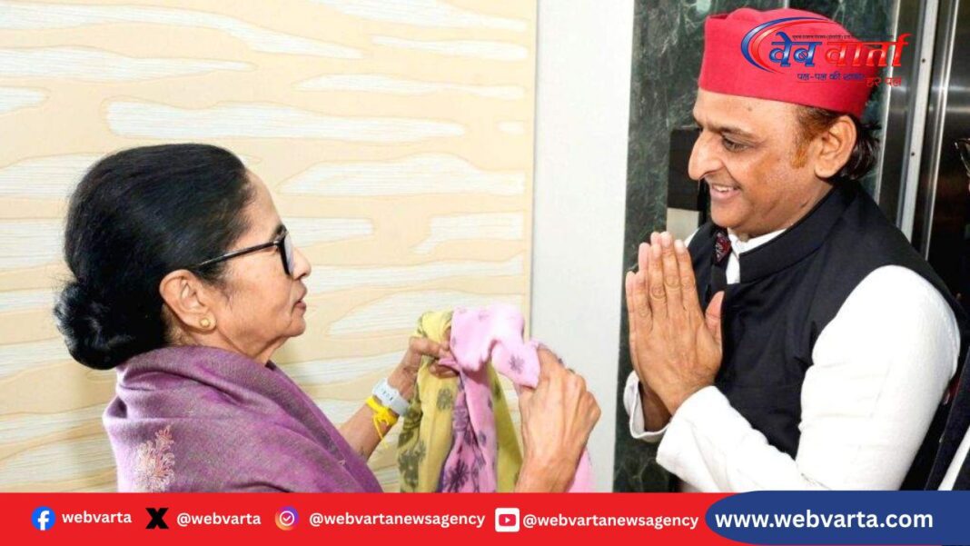 Akhilesh Yadav Meets Mamata Banerjee at Nabanna नबान्न में मुख्यमंत्री ममता बनर्जी से मुलाकात करते अखिलेश यादव