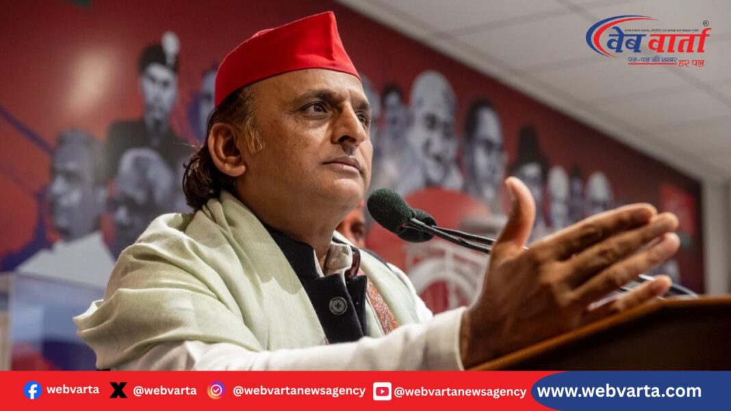 अखिलेश यादव प्रेस कॉन्फ्रेंस में बोलते हुए वोटर लिस्ट कटौती BLO सहायता