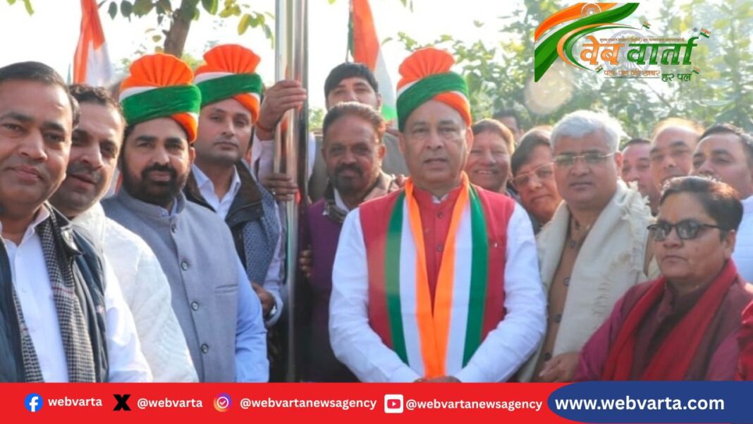 सोनीपत भाजपा कार्यालय में ध्वजारोहण करते भाजपा प्रदेश अध्यक्ष मोहन लाल बड़ौली