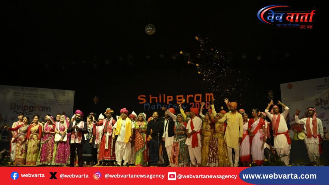 शिल्पग्राम महोत्सव में बुंदेली लोक नृत्य प्रस्तुत करता मोहिनी ग्रुप ललितपुर