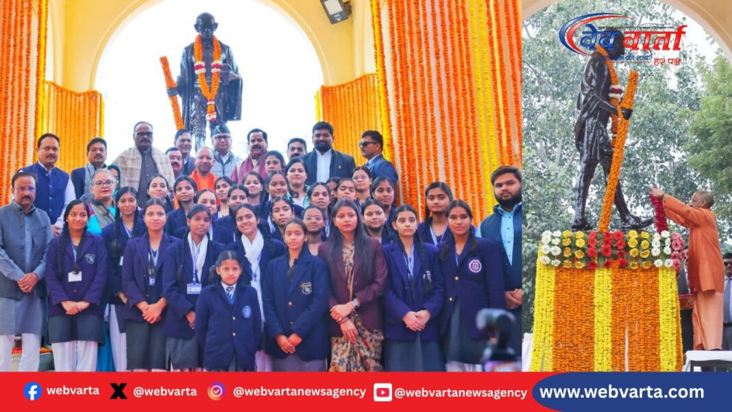 लखनऊ के जीपीओ पार्क में महात्मा गांधी पुण्यतिथि पूज्य बापू को श्रद्धांजलि देते मुख्यमंत्री योगी