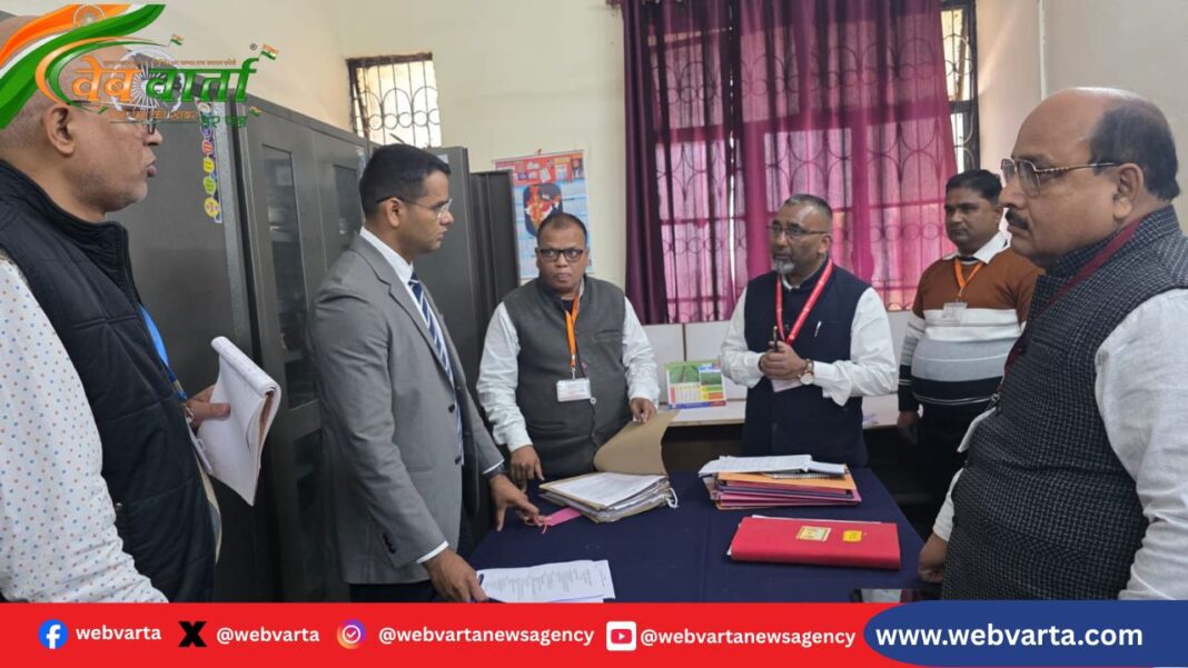 DM Inspection Agriculture Office Balrampur बलरामपुर में जिलाधिकारी द्वारा कृषि भवन का औचक निरीक्षण