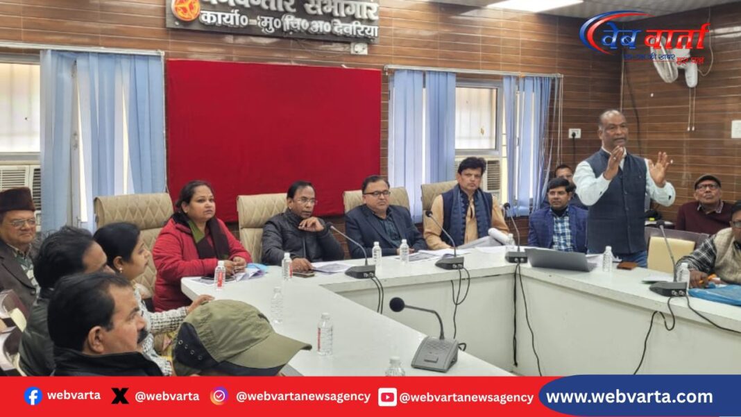 देवरिया में आरबीएसके को लेकर बैठक करते सीएमओ डॉ. अनिल कुमार गुप्ता