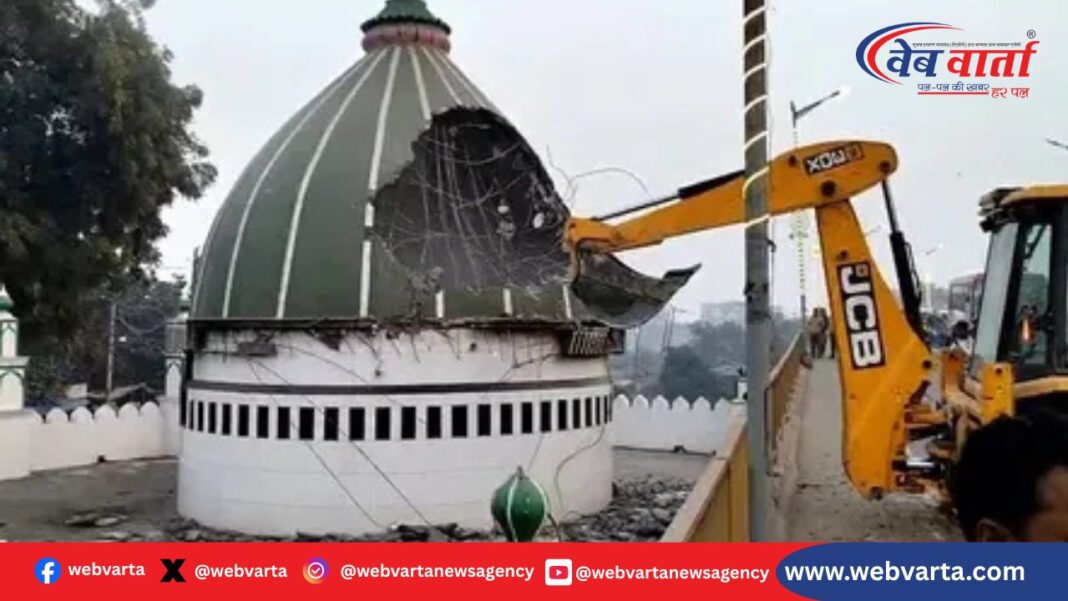 देवरिया अवैध मजार ध्वस्त तीन बुलडोजर कार्रवाई