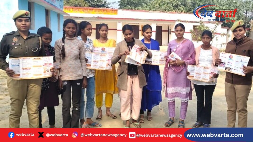 Deoria Mission Shakti Awareness Campaign देवरिया में मिशन शक्ति अभियान के तहत महिलाओं को जागरूक करती पुलिस टीम