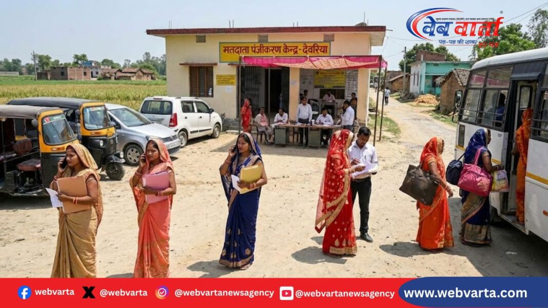 मतदाता सूची पुनरीक्षण: देवरिया में मतदाता सूची दावा आपत्ति की सुनवाई के दौरान पहुंचे लोग