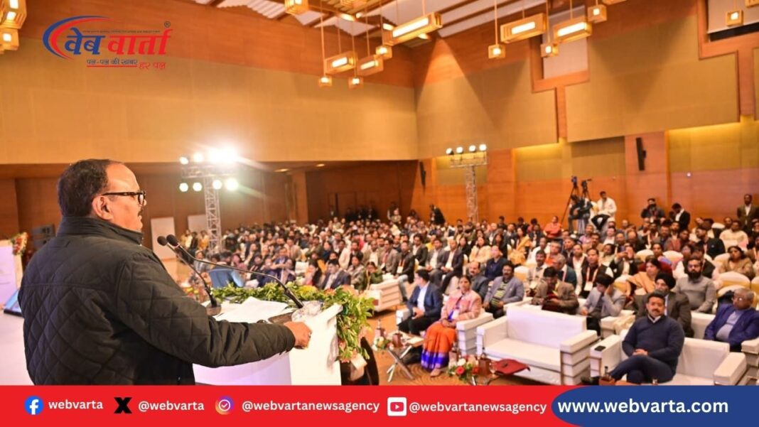 उप मुख्यमंत्री ब्रजेश पाठक AI हेल्थ इनोवेशन कॉन्फ्रेंस में संबोधित करते हुए