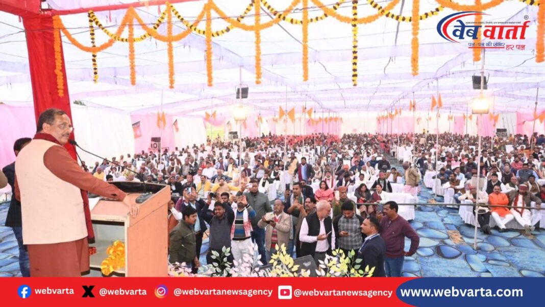 डॉ दिनेश शर्मा कुशीनगर में स्वामी विवेकानन्द जयंती पर संबोधित करते हुए