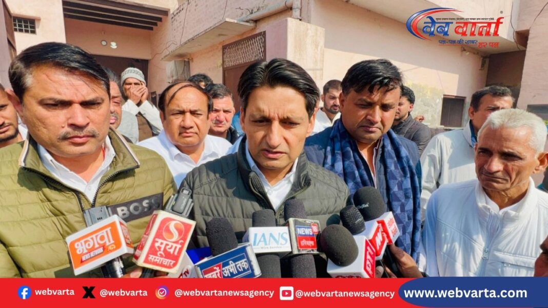 सोनीपत में पत्रकारों से बात करते सांसद दीपेन्द्र हुड्डा