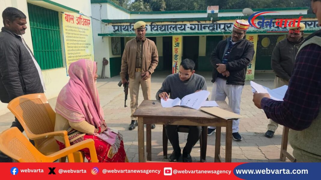 विशेष प्रगाढ़ पुनरीक्षण के तहत मतदेय स्थल पर सत्यापन करते डीएम बलरामपुर में डीएम द्वारा मतदाता सूची का भौतिक सत्यापन