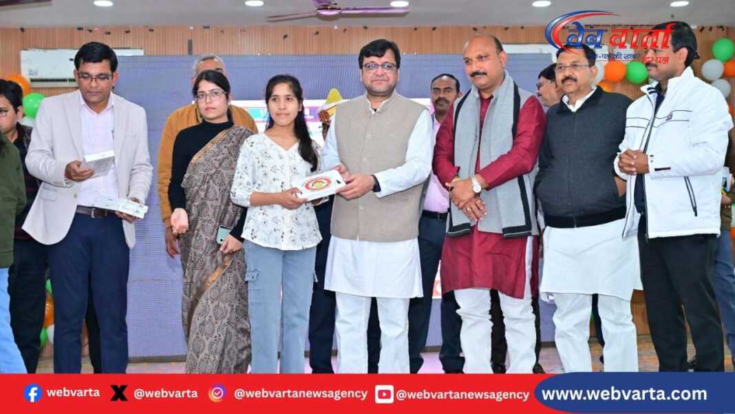 हरदोई में राष्ट्रीय बालिका दिवस पर मेधावी बालिकाओं का सम्मान