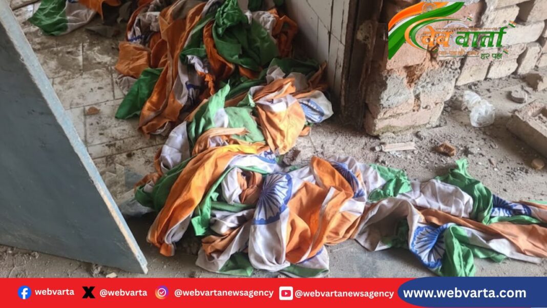 हरदोई में गणतंत्र दिवस पर शौचालय में मिला तिरंगा