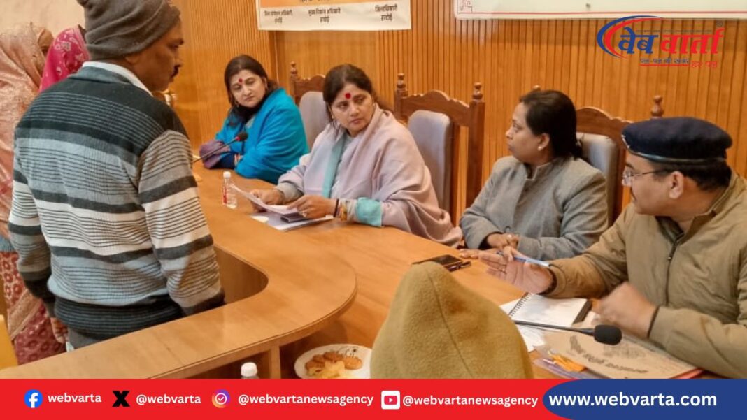 हरदोई में राज्य महिला आयोग अध्यक्ष डॉ बबीता चौहान समीक्षा बैठक