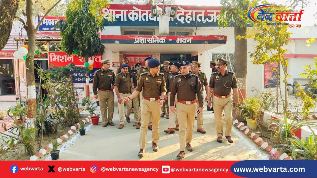 हरदोई में कोतवाली देहात और कोतवाली शहर का निरीक्षण करते आईजी किरण एस.
