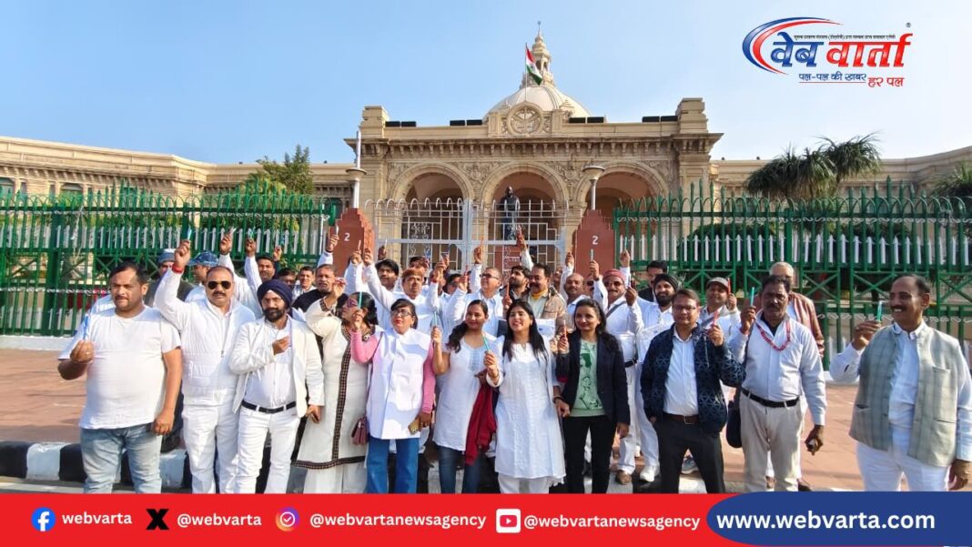 लखनऊ में विधान भवन के सामने ड्रेस कोड अभियान में एकजुट पत्रकार