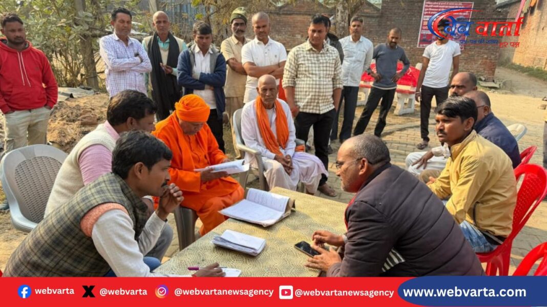 कपिलवस्तु विधानसभा में मतदाता पंजीयन कार्य का निरीक्षण करते विधायक श्यामधनी राही