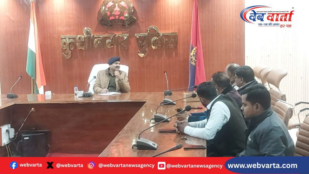 कुशीनगर में व्यापारियों के साथ गोष्ठी करते अपर पुलिस अधीक्षक