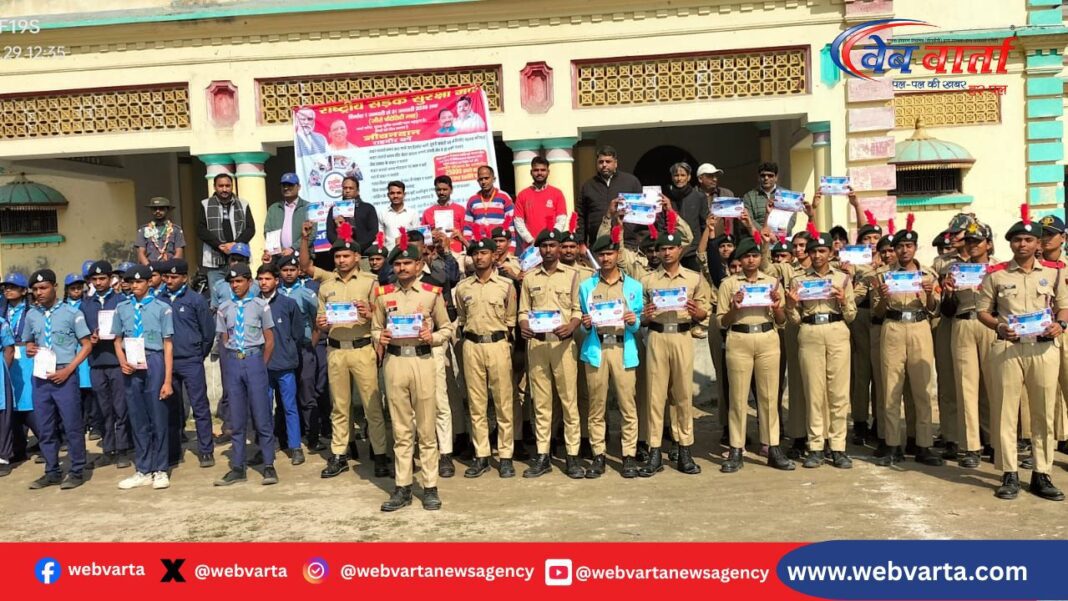 कुशीनगर में सड़क सुरक्षा शपथ लेते छात्र-छात्राएं