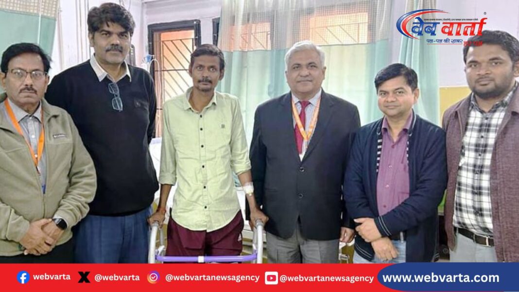 ललितपुर मेडिकल कॉलेज में सफल लिगामेंट ऑपरेशन के बाद मरीज के साथ चिकित्सक