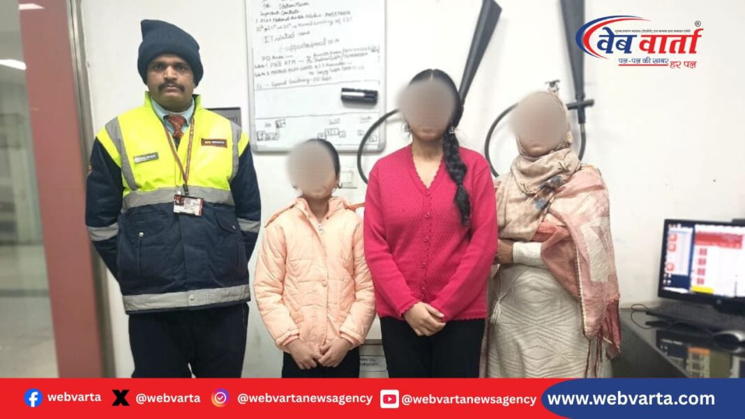 लखनऊ मेट्रो में खोई 9 वर्षीय बच्ची को सुरक्षित परिवार को सौंपते कर्मचारी