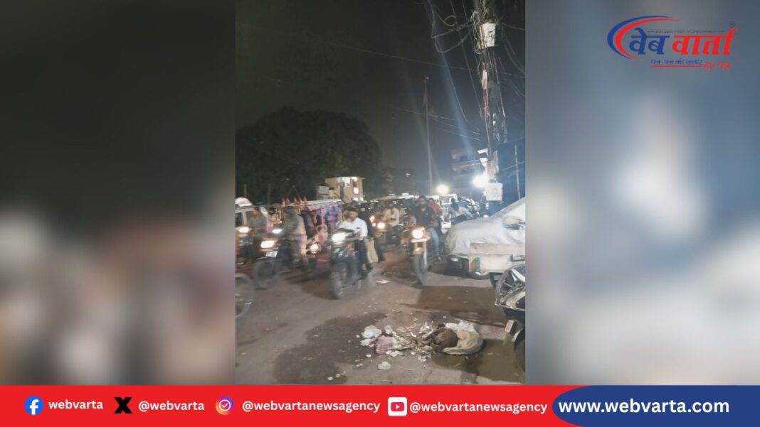 Lucknow Rakabganj Chauraha Darkness National Flag Insult लखनऊ रकाबगंज चौराहा अंधेरे में तिरंगा अपमान व्यापारी शिकायत