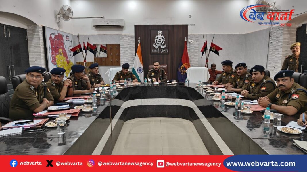 Lucknow Range IG Judicial Review Meeting लखनऊ परिक्षेत्र में न्यायालयीन प्रकरणों को लेकर गोष्ठी करते आईजी किरण एस.