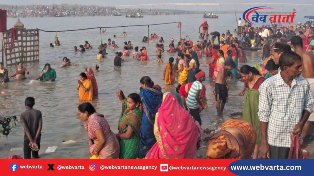 देवरिया में मकर संक्रांति पर सरयू और राप्ती नदी में स्नान करते श्रद्धालु