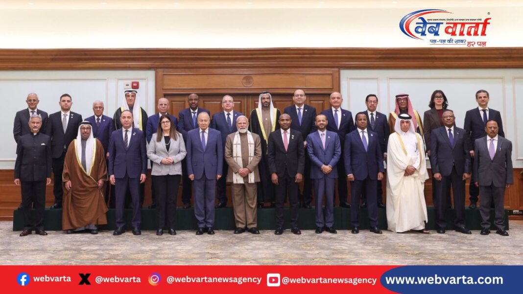 प्रधानमंत्री मोदी अरब देशों के विदेश मंत्रियों के प्रतिनिधिमंडल से मुलाकात करते हुए