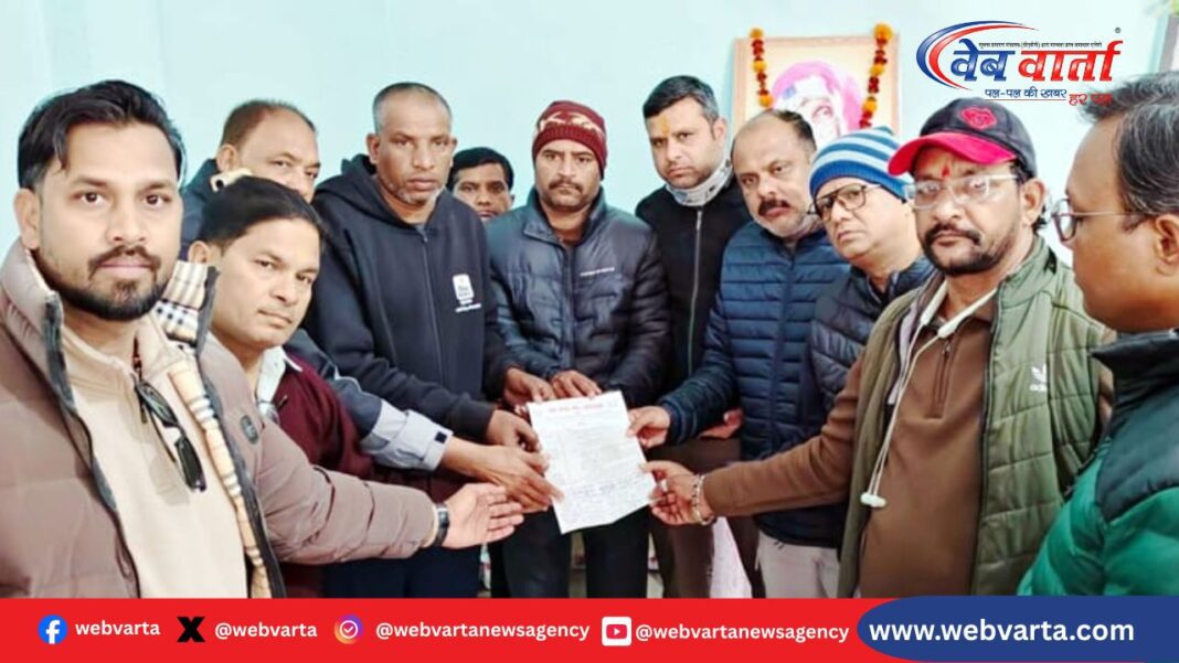 ललितपुर में पत्रकार कुन्दन पाल को शोक पत्र सौंपते प्रेस क्लब पदाधिकारी