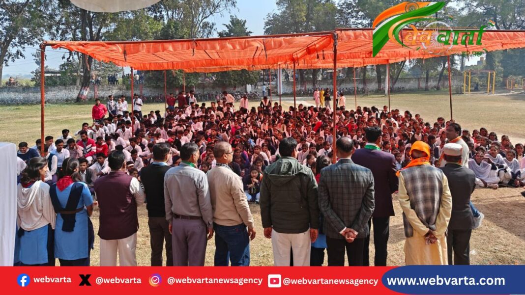 कुशीनगर में गणतंत्र दिवस पर सांस्कृतिक कार्यक्रम प्रस्तुत करते छात्र