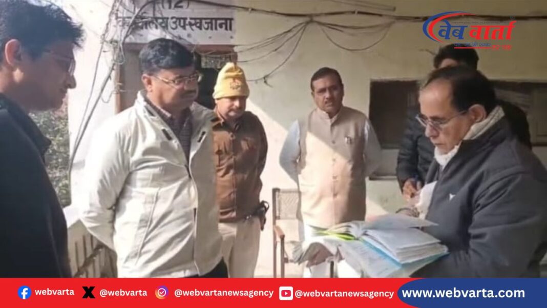 खरखौदा में विभिन्न विभागों का औचक निरीक्षण करते एसडीएम निर्मल नागर