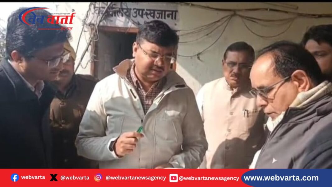 खरखौदा में सरकारी विभागों का निरीक्षण करते एसडीएम निर्मल नागर