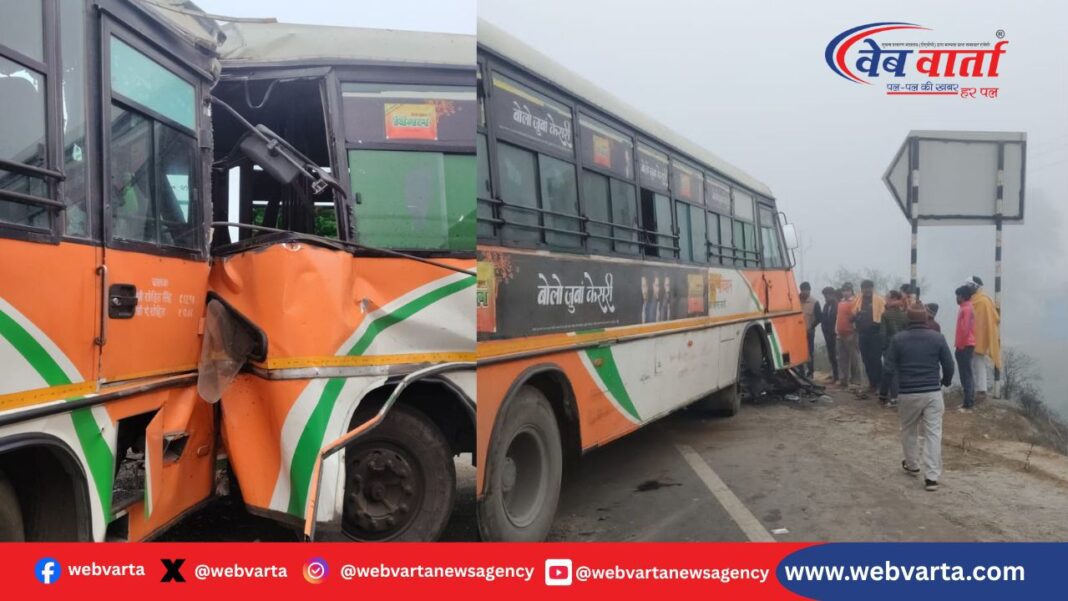 शाहजहांपुर में रोडवेज बसों की टक्कर का दृश्य