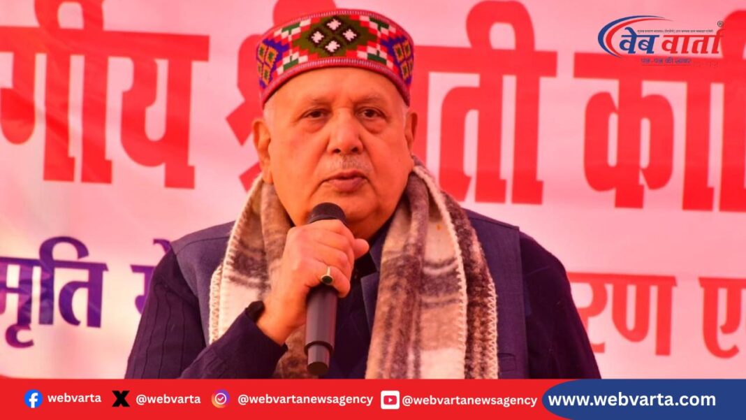 कृषि मंत्री सूर्य प्रताप शाही प्रेस कॉन्फ्रेंस में घोटालेबाजों पर तंज कसते हुए