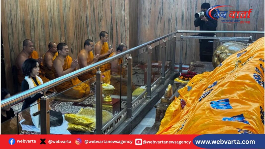 Thailand Royal Noble Consort Kushinagar Visit कुशीनगर महापरिनिर्वाण मंदिर में बुद्ध प्रतिमा पर चीवर चढ़ाती थाईलैंड की रानी