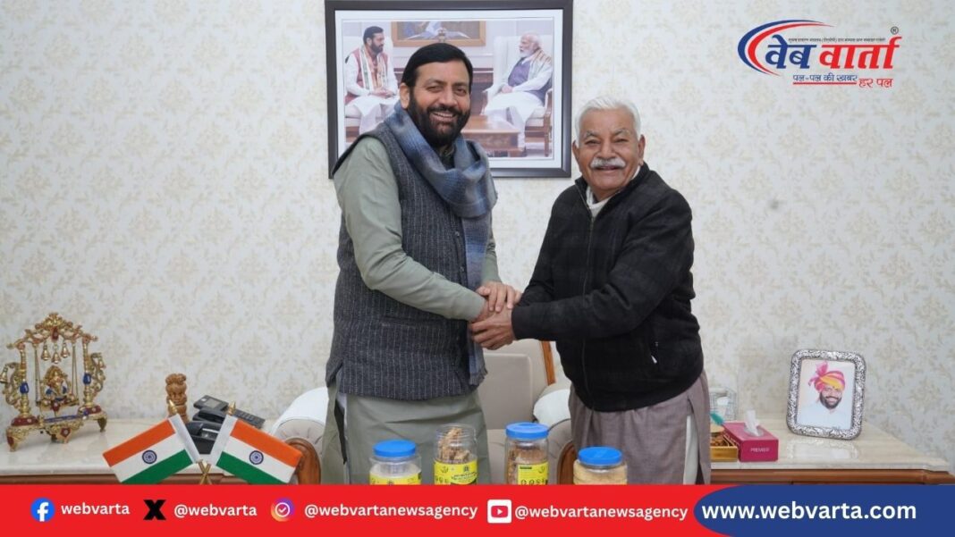 यमुनानगर विधायक घनश्याम दास अरोड़ा मुख्यमंत्री नायब सिंह सैनी से मुलाकात करते हुए