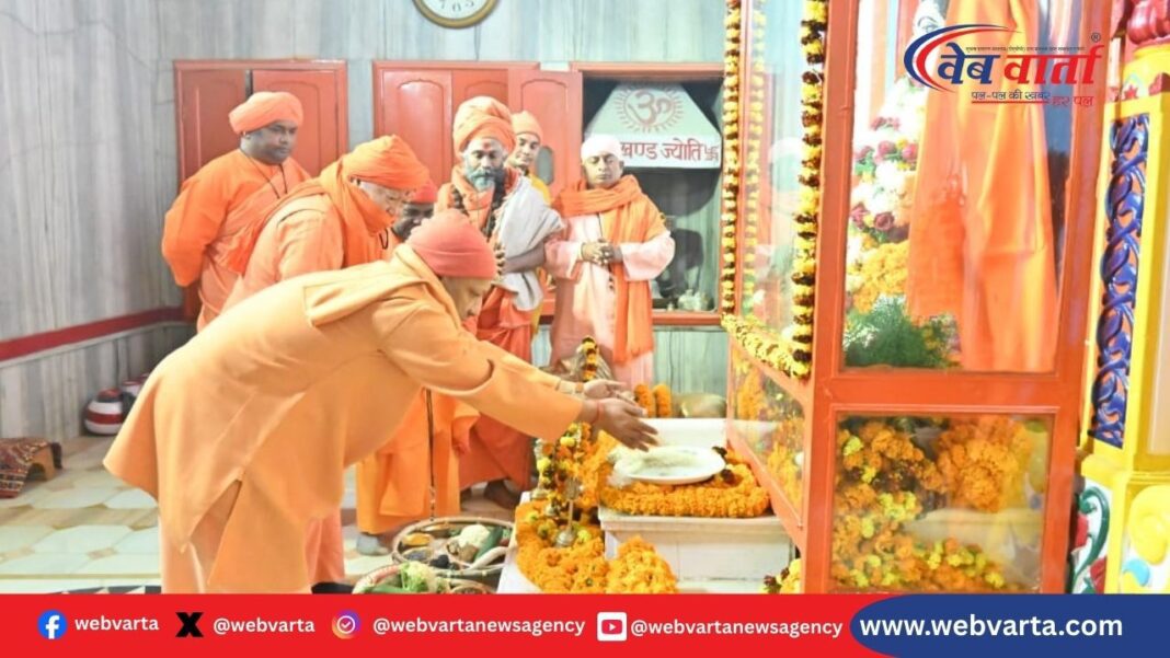 मकर संक्रांति पर गोरखनाथ मंदिर में गुरु गोरखनाथ को खिचड़ी अर्पित करते सीएम योगी आदित्यनाथ