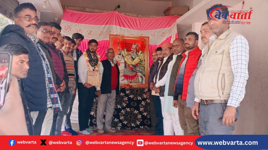 akhil-kshatriya-mahasabha-maharana-pratap-punyatithi-balrampur-2026 बलरामपुर में अखिल क्षत्रिय महासभा द्वारा महाराणा प्रताप की पुण्यतिथि पर आयोजित कार्यक्रम में श्रद्धांजलि अर्पित करते हुए सदस्य