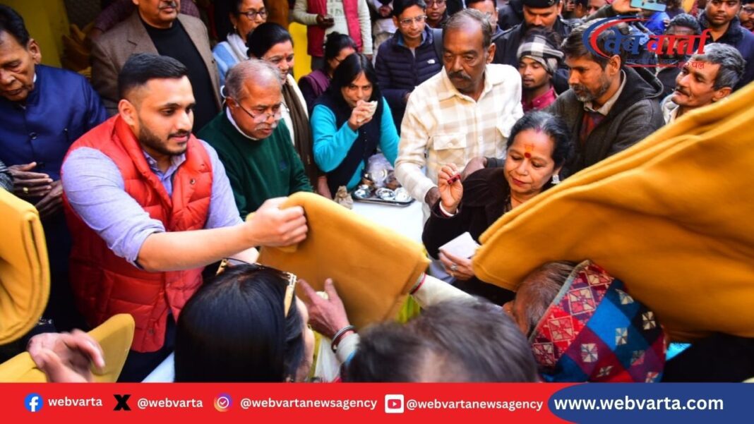 श्री विराज सागर दास डॉ. अखिलेश दास अलका दास फाउंडेशन की ओर से सिविल अस्पताल में कम्बल वितरण करते हुए