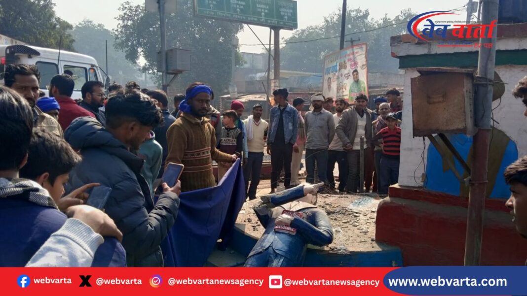 हरदोई के बेनीगंज में घने कोहरे के कारण अनियंत्रित डंपर ने डॉ. भीमराव अंबेडकर की मूर्ति को क्षतिग्रस्त कर दिया।