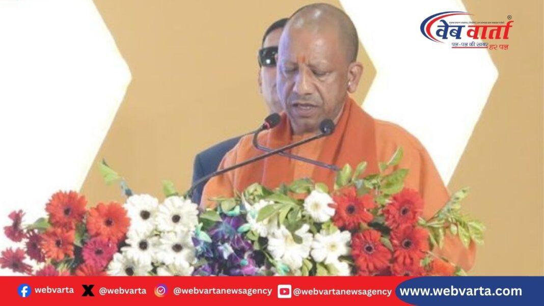 मुख्यमंत्री योगी आदित्यनाथ गोरखपुर महोत्सव समापन समारोह में संबोधित करते हुए